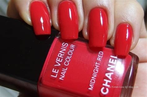 chanel nail red lips 1000x900